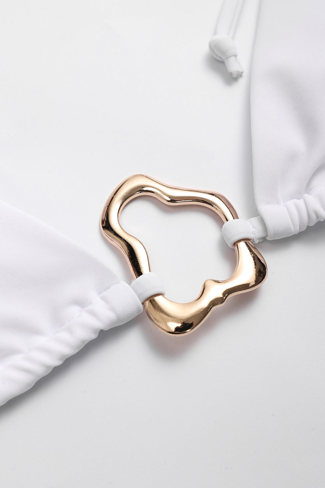 Metal Aksesuarlı Beyaz Bikini